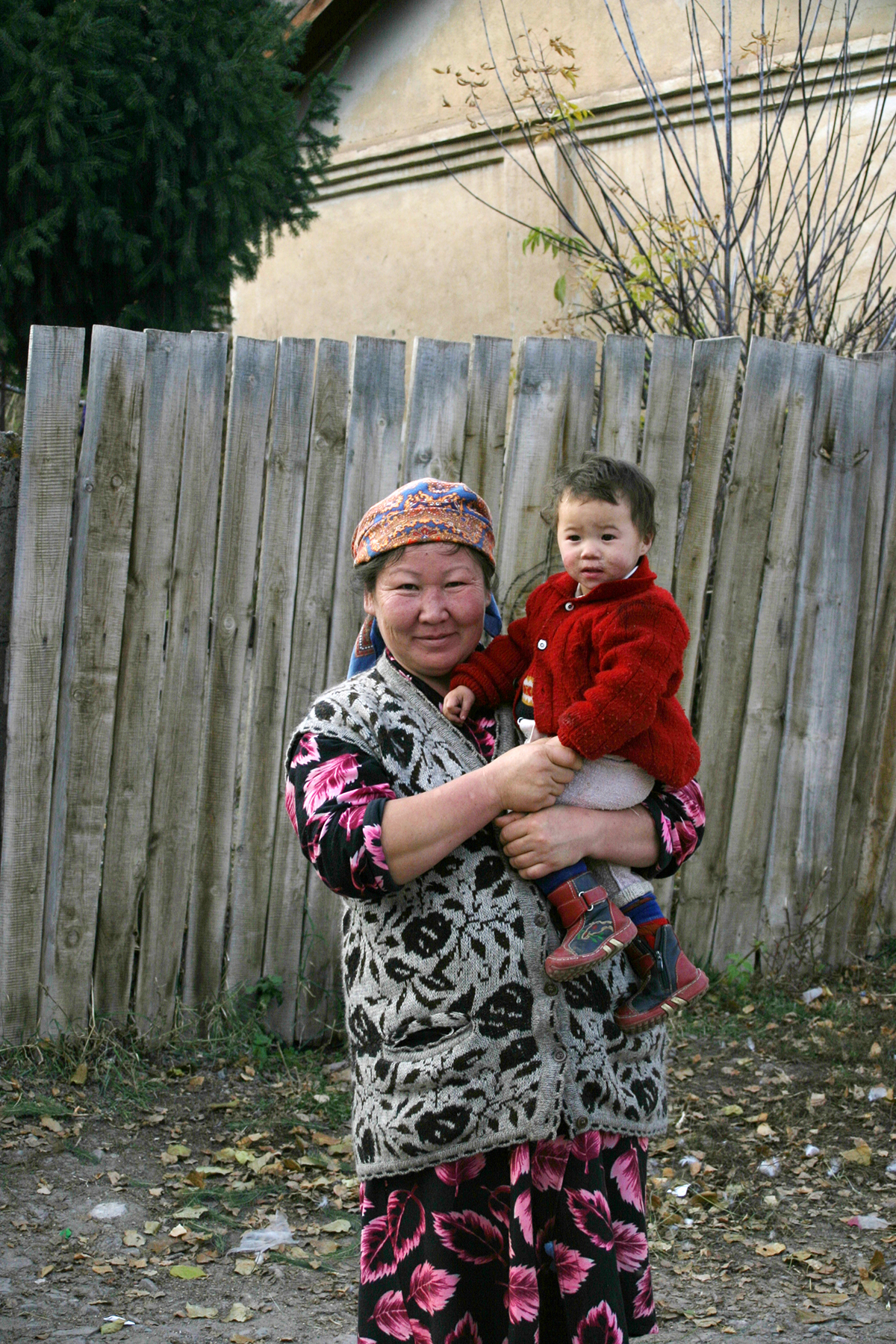 Frau mit ihrem Enkel in Karakol, Kirgistan, 2006