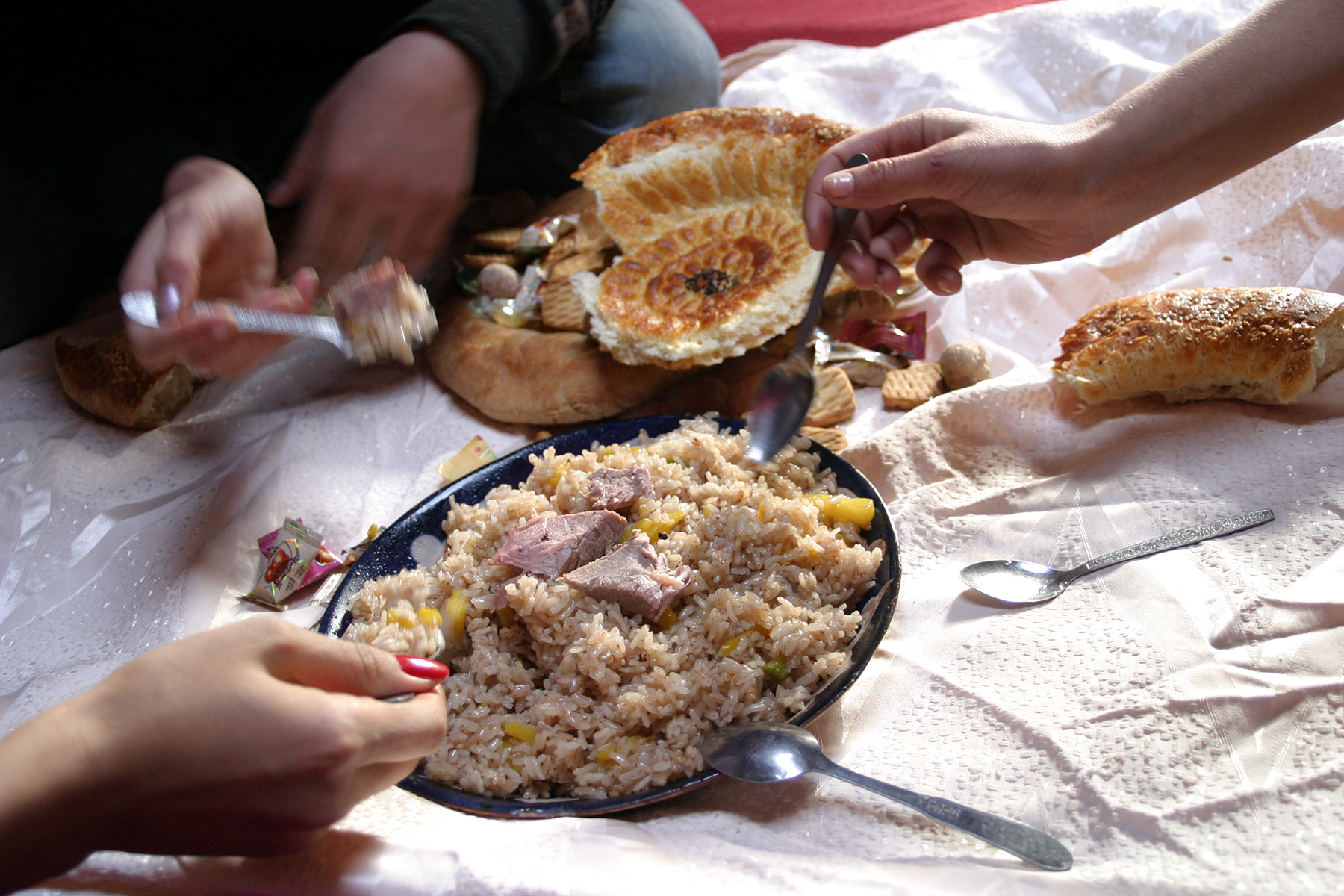 Gemeinsam essen, Taigeraiv, Südkirgistan, 2007